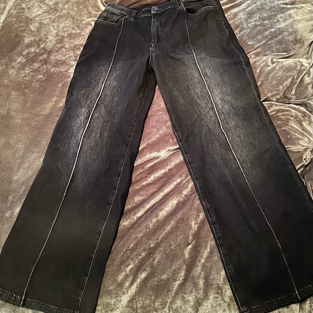 Kut from the Kloth Women’s black flared high rise Jeans